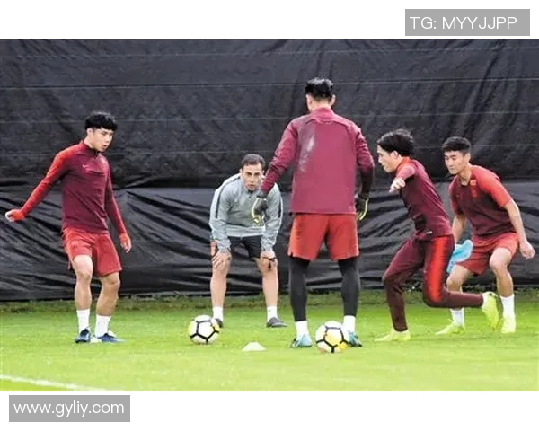 足球明星亲密互动粉丝现场回顾热情瞬间尽显温暖与感动