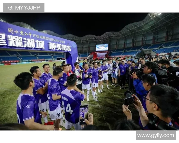 足球明星跨界挑战篮球运动员展现全能魅力与竞技精神